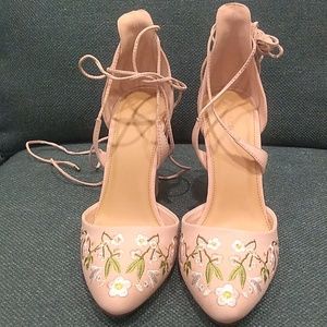 Like new, never worn Size 9 embroidered heels